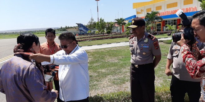 Wakapolda NTT Turut Serta Sambut Kedatangan Menteri Luhut di Sumba Timur
