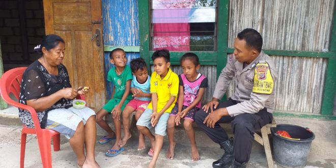 Polisi Sahabat Anak, Bhabinkamtibmas Kelurahan Airnona Sambangi Anak-Anak di Wilayah Binaannya