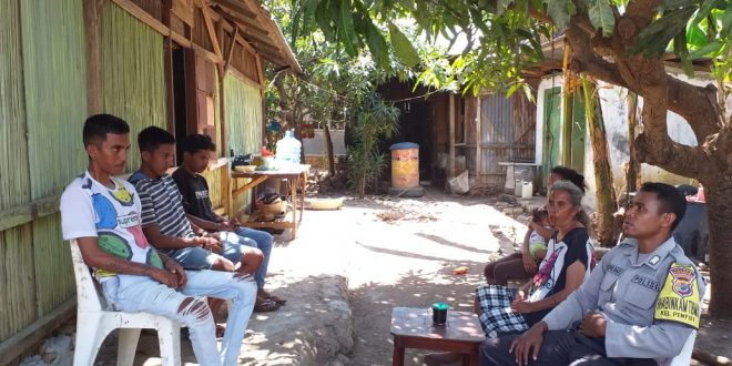 Bhabinkamtibmas Kelurahan Penfui Berikan Nasihat Kepada Pemuda yang Konsumsi Miras dan Buat Gaduh