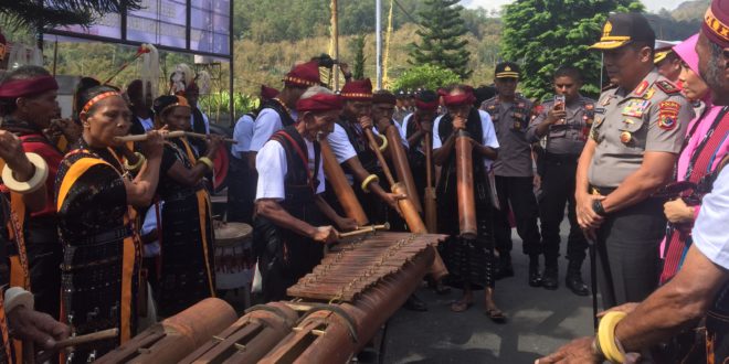 Seni Musik Suling Wonga Runu, Sambut Kedatangan Kapolda NTT Dan Rombongan