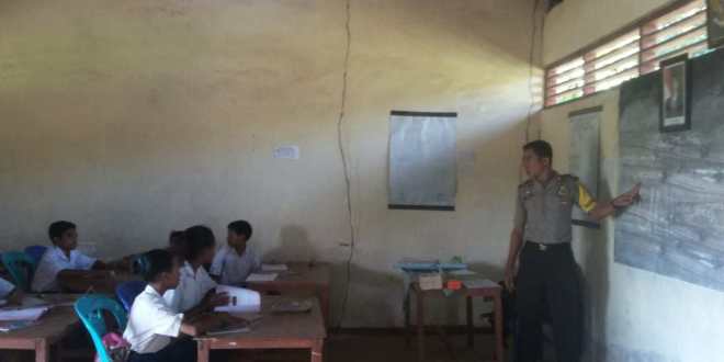 Polisi Peduli Pendidikan, Bripka Suharyanto Sempatkan Diri Jadi Guru Bantu
