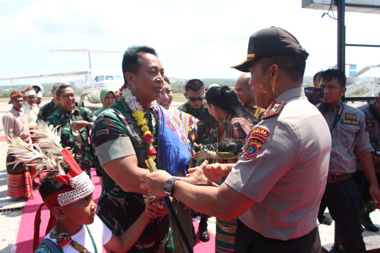 Tiba di Kupang, Kasad Jenderal TNI Andika Perkasa disambut Kapolda NTT
