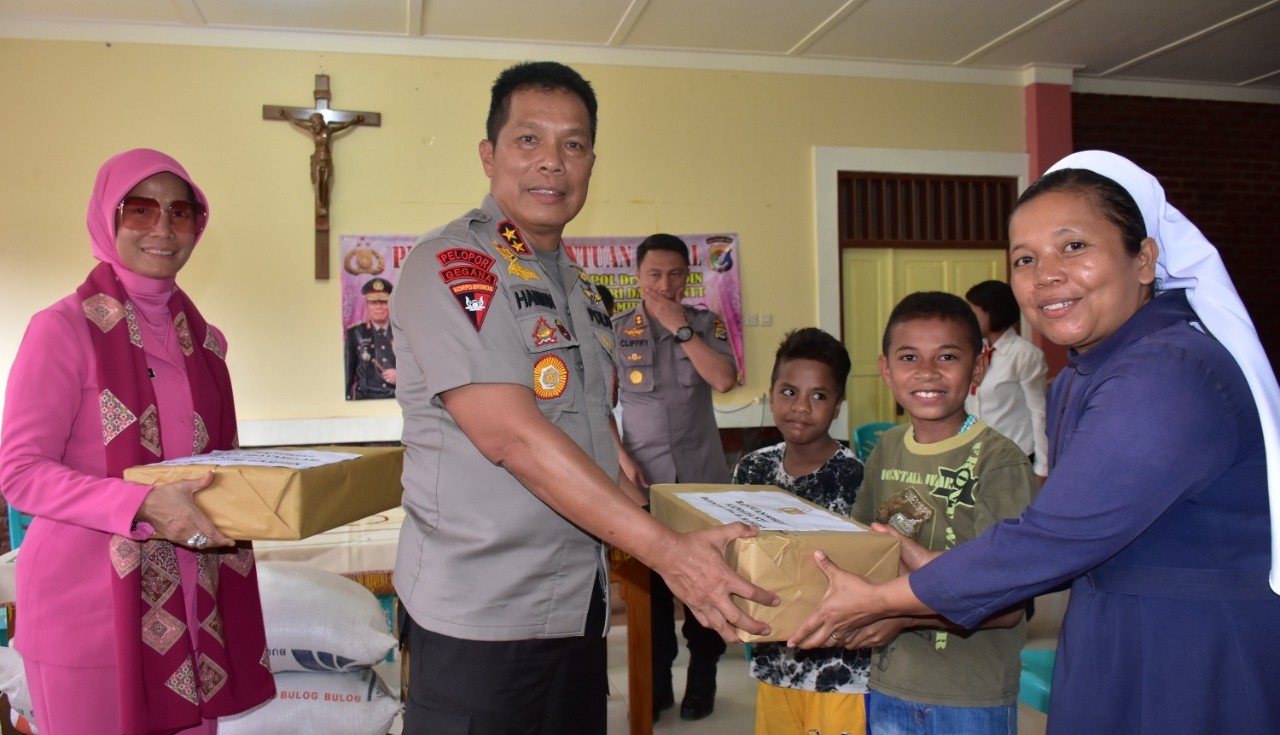 Kapolda NTT bersama Ketua Bhayangkari Daerah NTT Memberikan Bantuan Sembako pada Pusat Rehabilitasi Hidup Baru Onaboi