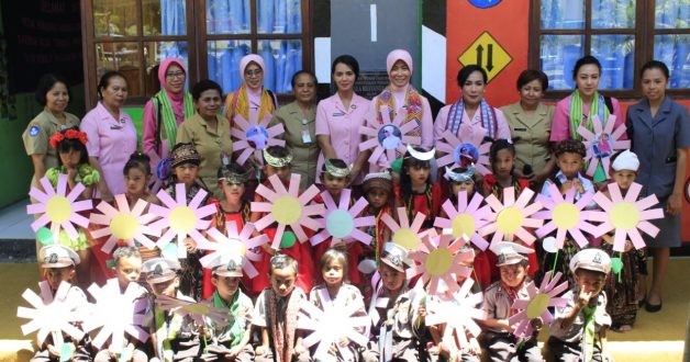 Sambut Kedatangan Ketua Bhayangkari Daerah NTT, Para Siswa TK Kumala Bhayangkari TTU Nyanyikan Lagu Cinta Untuk Mama