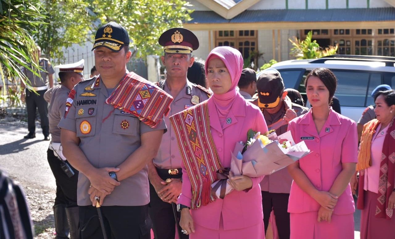 Tutur Adat Takanaf Bikomi Sambut Kedatangan Kapolda NTT dan Ketua Bhayangkari Daerah NTT di Mapolres TTU