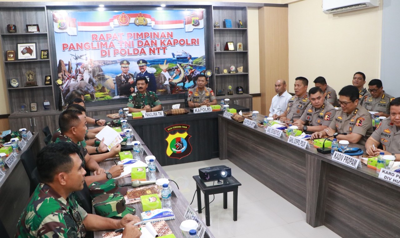 Panglima TNI dan Kapolri Lakukan Rapat Koordinasi Terbatas dengan Unsur Pimpinan TNI Polri di Mapolda NTT