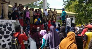 Personil Polres Alor Mengamankan Aksi Damai Masyarakat Desa Pulau Buaya