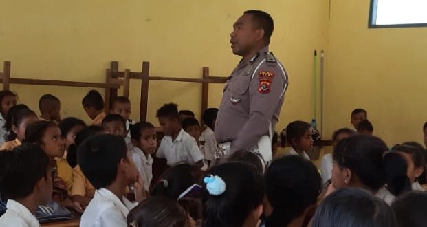 Kanit Dikyasa Sat Lantas Polres TTS Police Go To School di SD GMIT Benlutu