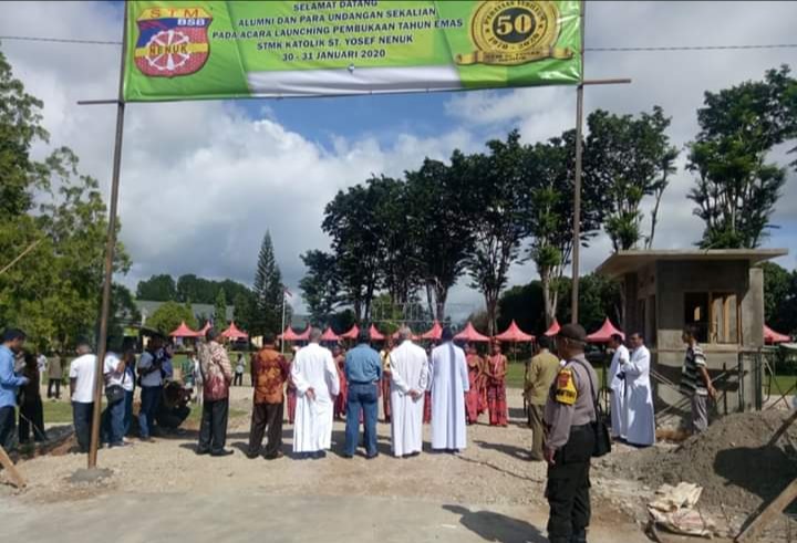Anggota Polsek Tasifeto Barat Amankan Launching Pembukaan Pesta Emas STMK Katolik ST. Yosef Nenuk