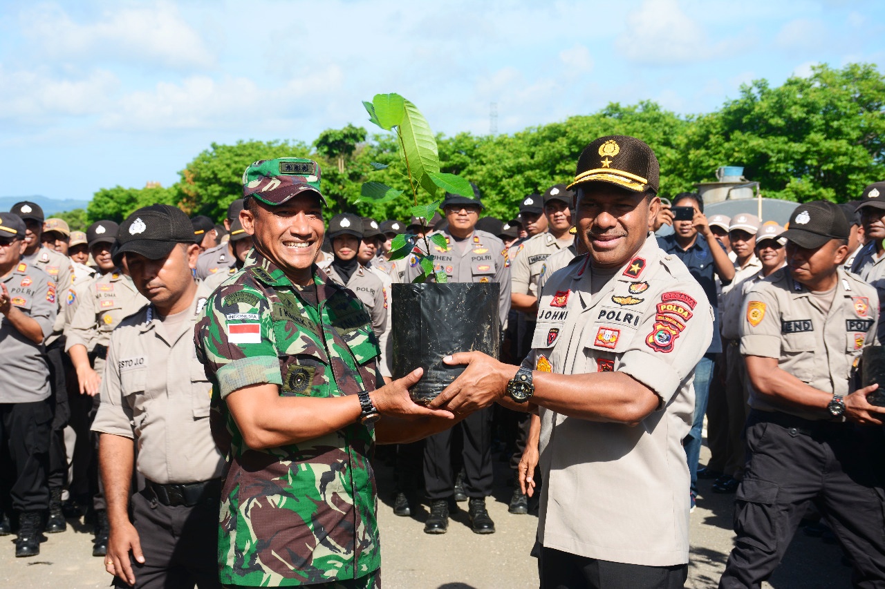 Sinergitas TNI-POLRI Ditunjukan dengan Aksi Penanaman 1.500 Pohon yang Digelar Polda NTT