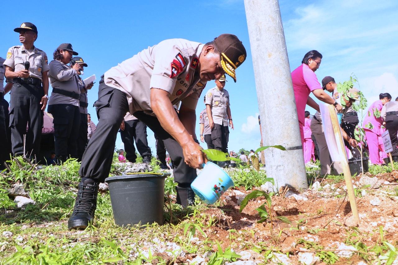Polri Peduli Penghijauan, Polda NTT Gelar Aksi menanam 1.500 bibit pohon di jalur 40 Kupang