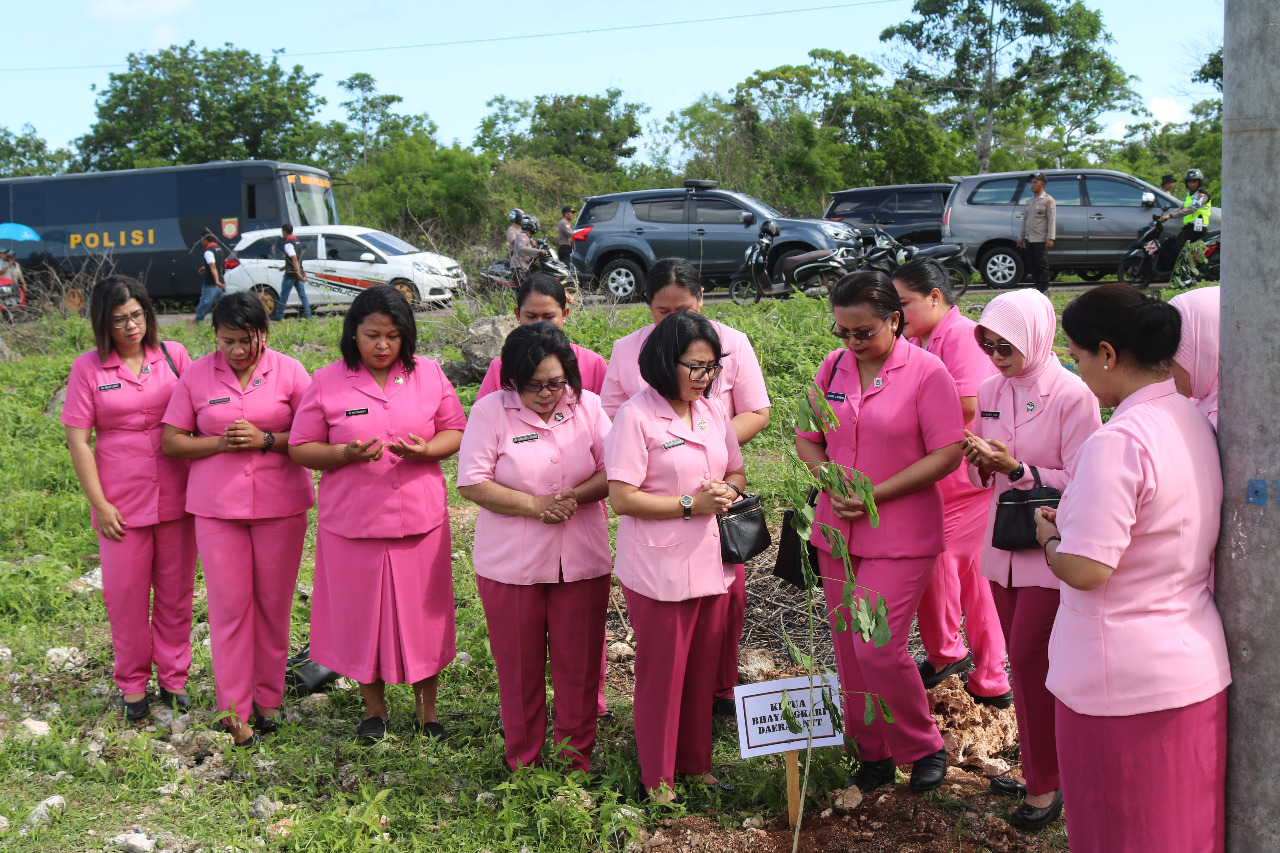 Bhayangkari Daerah NTT Ikut Melakukan Penanaman Pohon Dalam Aksi Polri Peduli Penghijauan