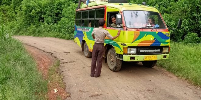Jaga Keselamatan Saat Berlalulintas, Anggota Polsek Kuwus Beri Imbauan Pada Sopir Bus