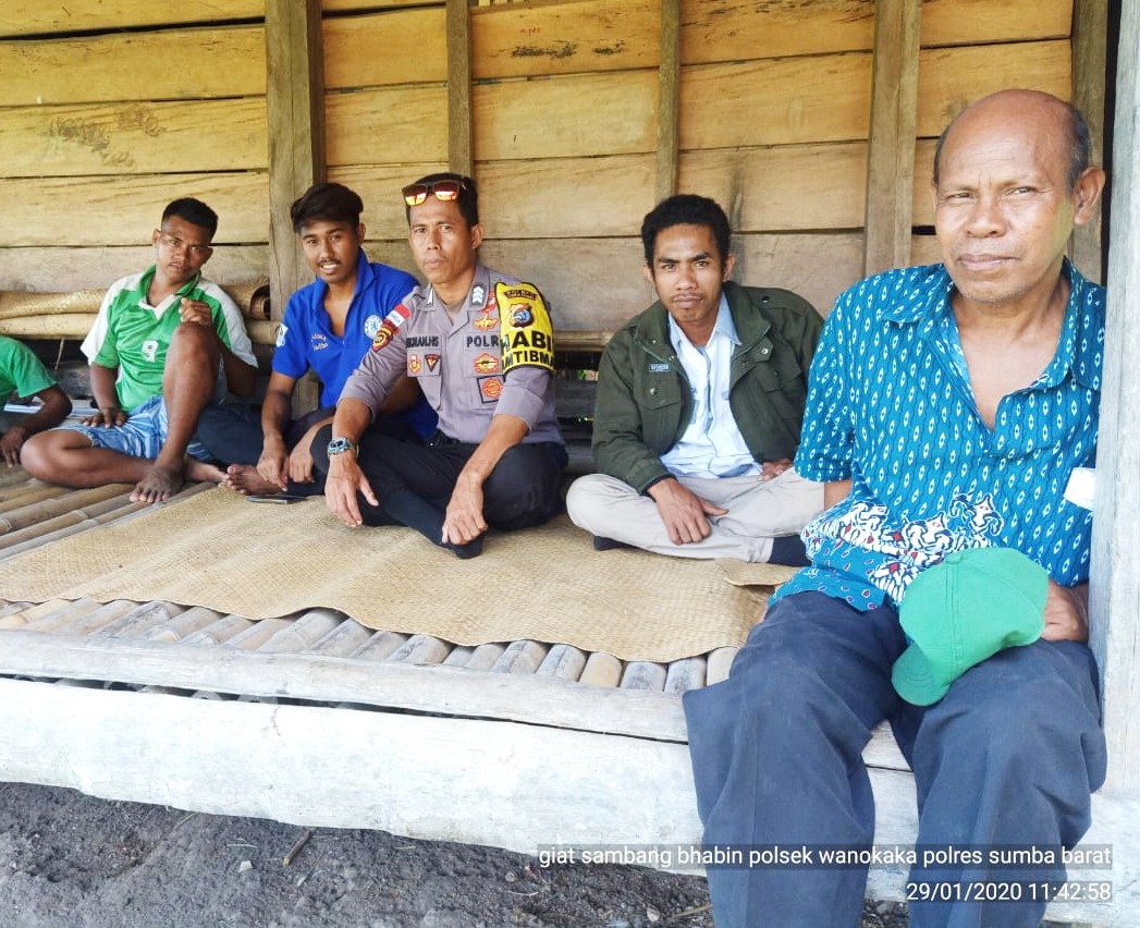 Polres Sumba Barat | Bhabinkamtibmas Sambang Perangkat Desa Sampaikan Pesan Kamtibmas
