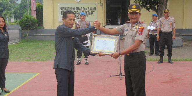 Polres Ende Terima Piagam Penghargaan Dari Bawaslu Kabupaten Ende