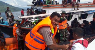 Satpolair Polres Alor Bantu Evakuasi Penumpang Kapal Motor Ebenheser yang Mengalami Patah pada Kemudi Kapal