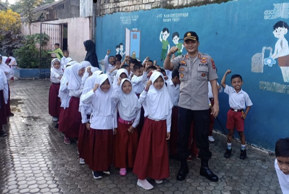 Roadshow Police Goes to School | Kapolres Menyapa & Ajak Bermain ‘Generasi Alfa’ SD Islam Waikabubak