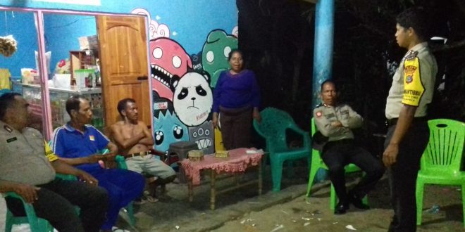 Patroli Malam, Anggota Polsek Tasifeto Timur Beri Pesan Kamtibmas ke Warga Dusun Baulenu