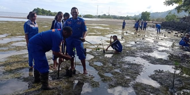 Peduli Lingkungan dan Kelestarian Alam, Satpolairud Polres Belu Gandeng Pelajar Tanam Mangrove di Pesisir Pantai Atapupu