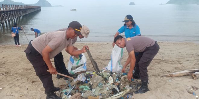 Menyongsong Hari Peduli Sampah Nasional, Polres Mabar Bersihkan Pantai