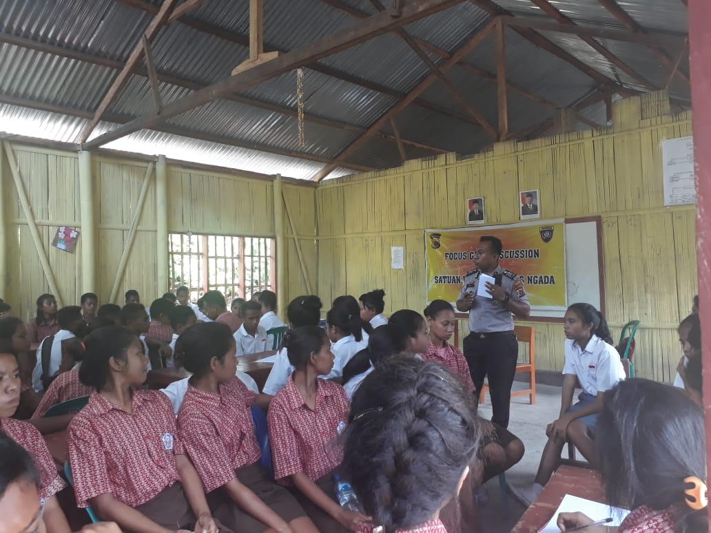 Ajak Pelajar Bijak dalam Bermedia Sosial, Sat Binmas Polres Ngada Gelar FGD di SMA N 1 Jerebuu