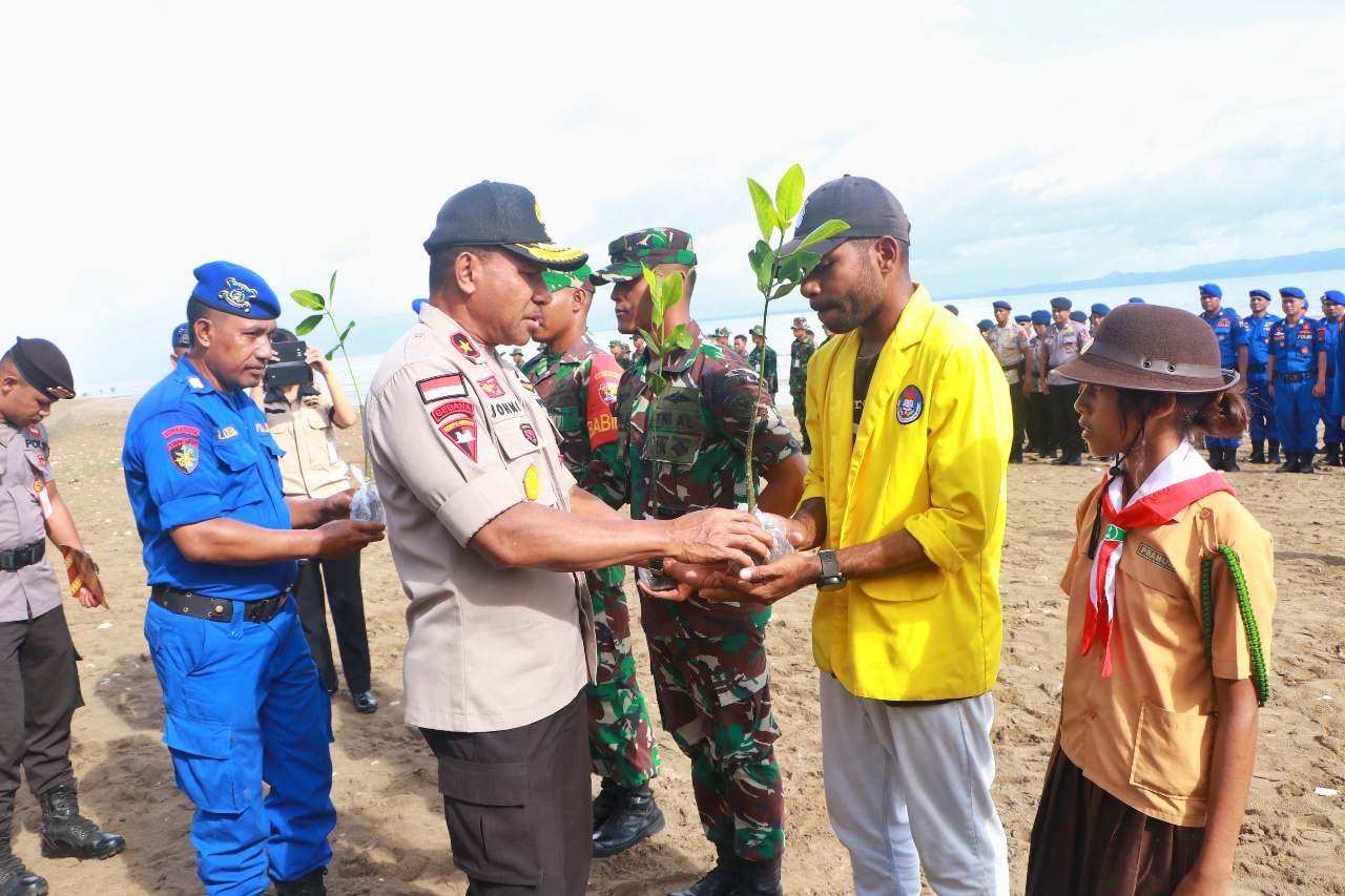 Wakapolda NTT pimpin Kegiatan Penanaman Anakan Mangrove di Pantai Sulamanda