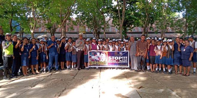Police Goes To School, Kasat Lantas Polres Lembata Jadi Inspektur Upacara di SMP Santos Pius