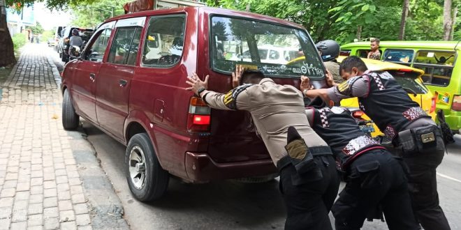 Penduli Sesama, Anggota Turjawali Polres Kupang Kota Bantu Dorong Mobil Mogok di Jalan