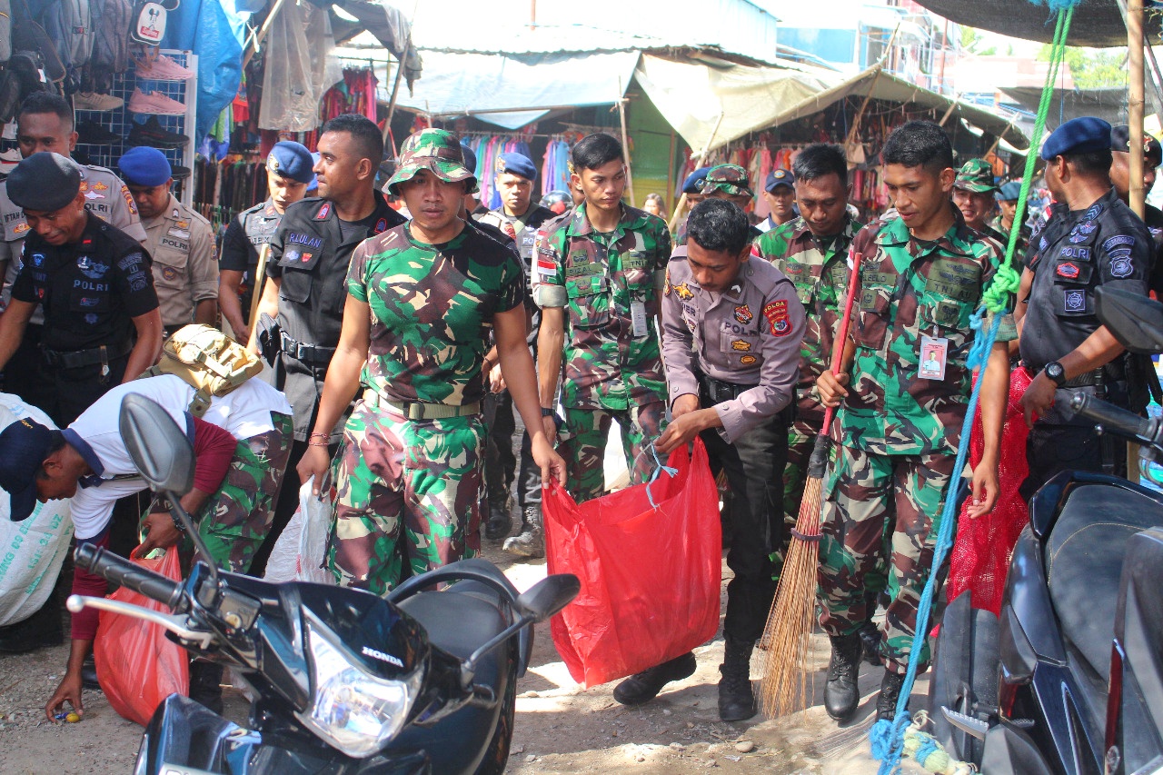 Upaya Cegah Penyebaran Covid-19, Polda NTT dan TNI Lakukan Aksi Bersih-Bersih di Sejumlah Pasar di Kota Kupang