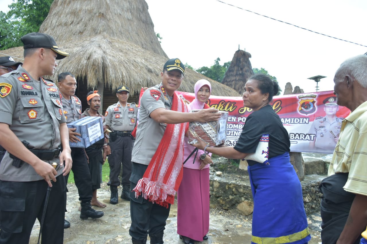 Bhakti Sosial di Kampung Adat Praing, Kapolda NTT Beri Tali Asih
