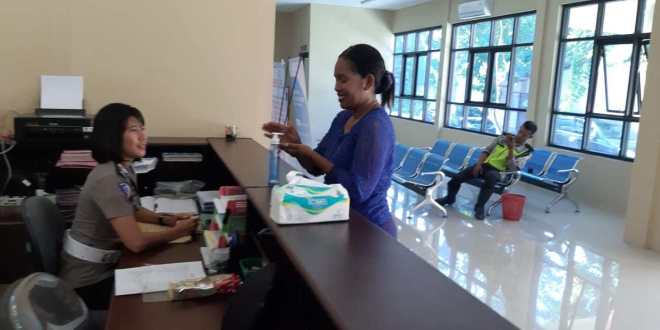 Satlantas Polres Sumba Timur Tempatkan Hand Sanitizer di Ruangan Layanan Publik