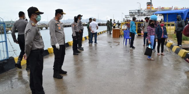 Antisipasi Penyebaran Covid-19, Kapolres Mabar Bersama Bupati Awasi Langsung Pemeriksaan Penumpang di Pelabuhan