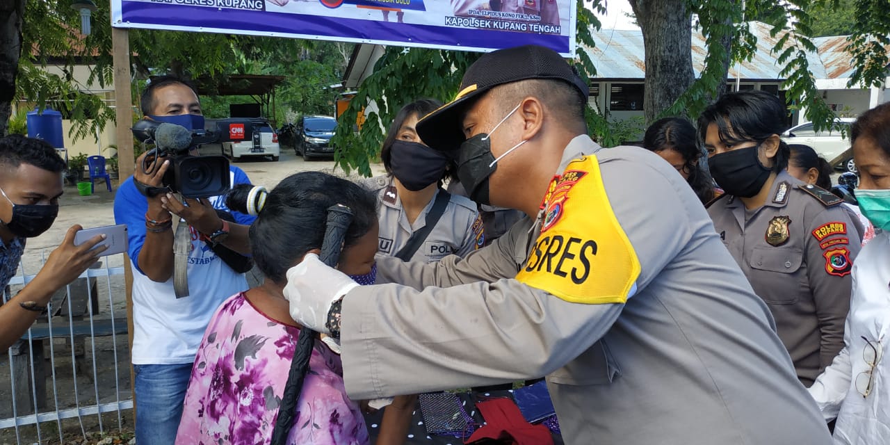 Cegah covid-19, Kapolres Kupang Pimpin Anggota Turun ke Jalan Bagikan Masker Gratis