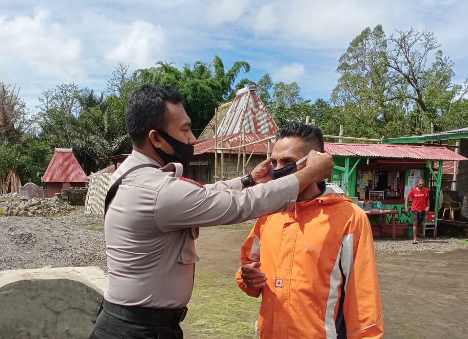 Sat Binmas Polres Ngada Bagikan Masker Gratis Kepada Warga Desa Wowowae