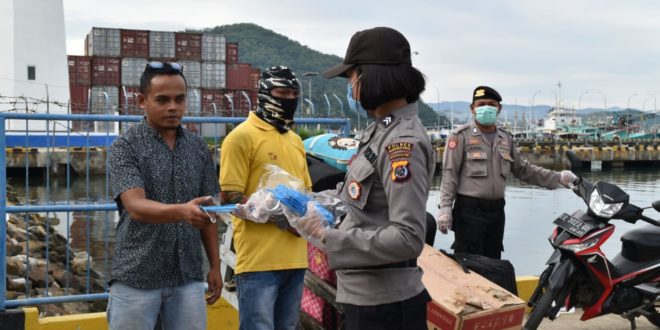 Cegah Penyebaran Virus Corona, Polwan Polres Mabar Bagikan Masker Gratis di Pelabuhan Pelni Labuan Bajo