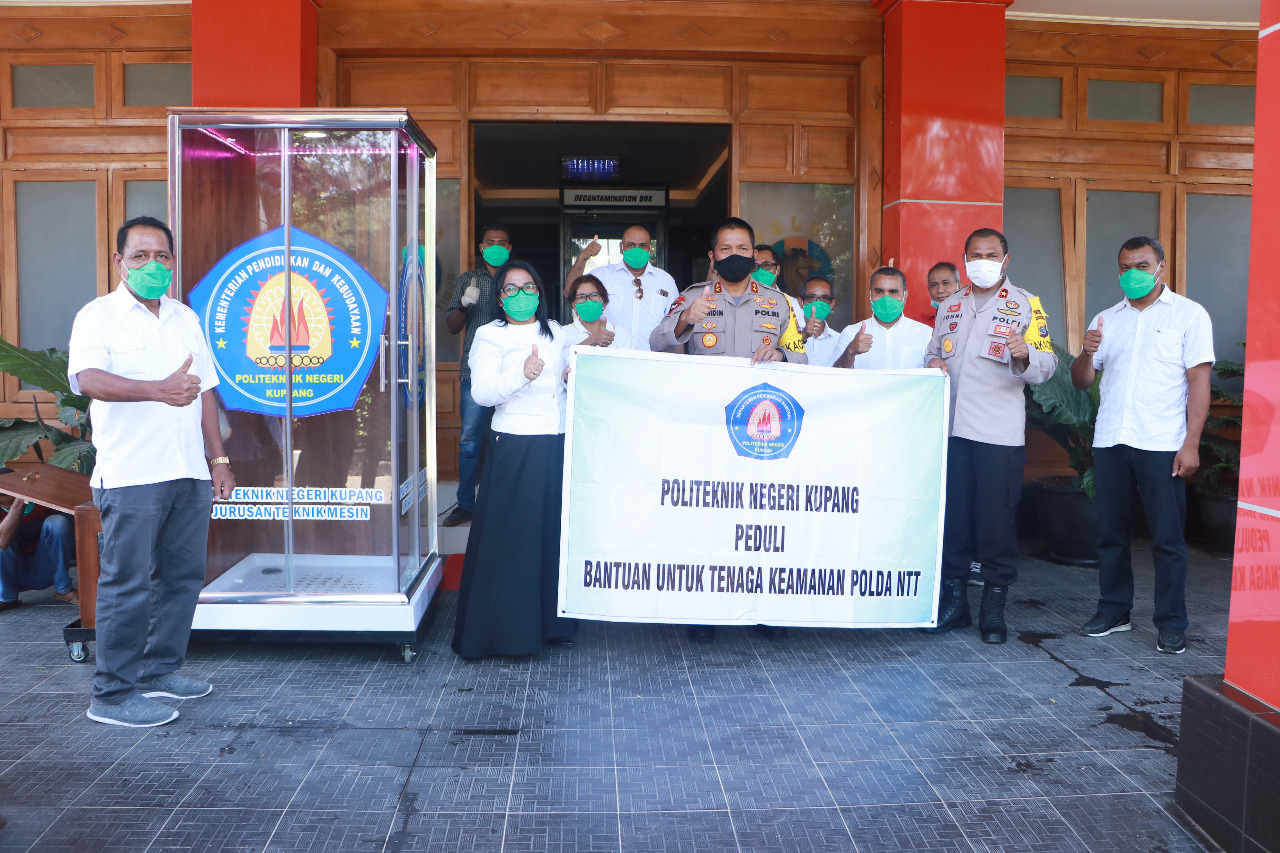 Kapolda NTT Menerima Bantuan Bilik Antiseptik dari Politeknik Negeri Kupang