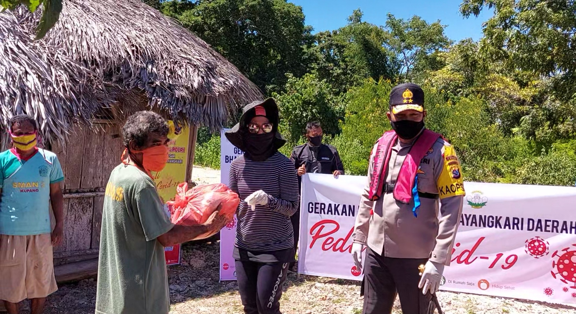 Gerakan Bhakti Sosial Polri Peduli Covid-19, Kapolda NTT dan Ketua Bhayangkari Daerah NTT Bagi Paket Sembako Kepada Masyarakat Pulau Semau