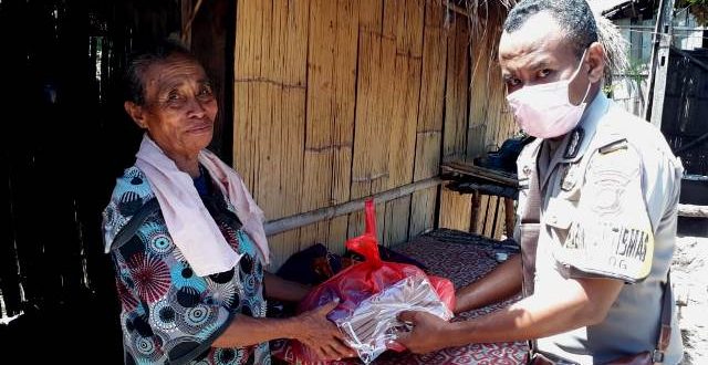 Bhabinkamtibmas BRIGPOL A.Y Don Bosko Distribusikan Bantuan Sembako dan Masker Kepada Warga Desa Lamika
