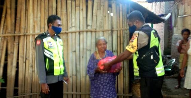 Bhabinkamtibmas Kec. Tanjung Bunga Sambang Sekaligus Pendistribusian Bantuan Berupa Sembako dan Masker Pada Warga Kurang Mampu