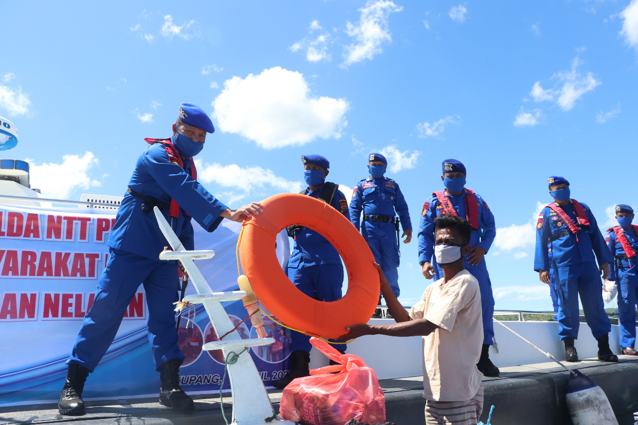 Ditengah Wabah Covid 19, Kapolda NTT Beri Bantuan Masyarakat Pesisir dan Nelayan