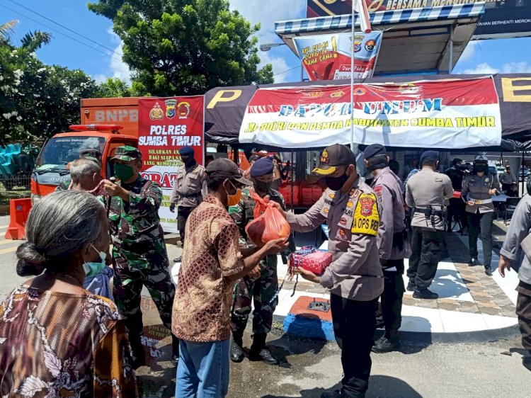 Dapur Umum TNI Polri di Sumba Timur Bagikan Ratusan Nasi Kotak, Sembako dan Masker Kain Gratis